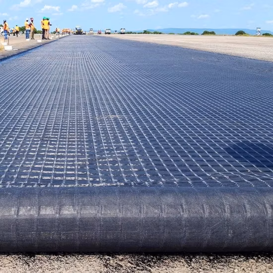 Композитный нетканый материал Geogrid из полиэстера (ПЭТ) с битумным покрытием для усиления слоя асфальтового покрытия.
